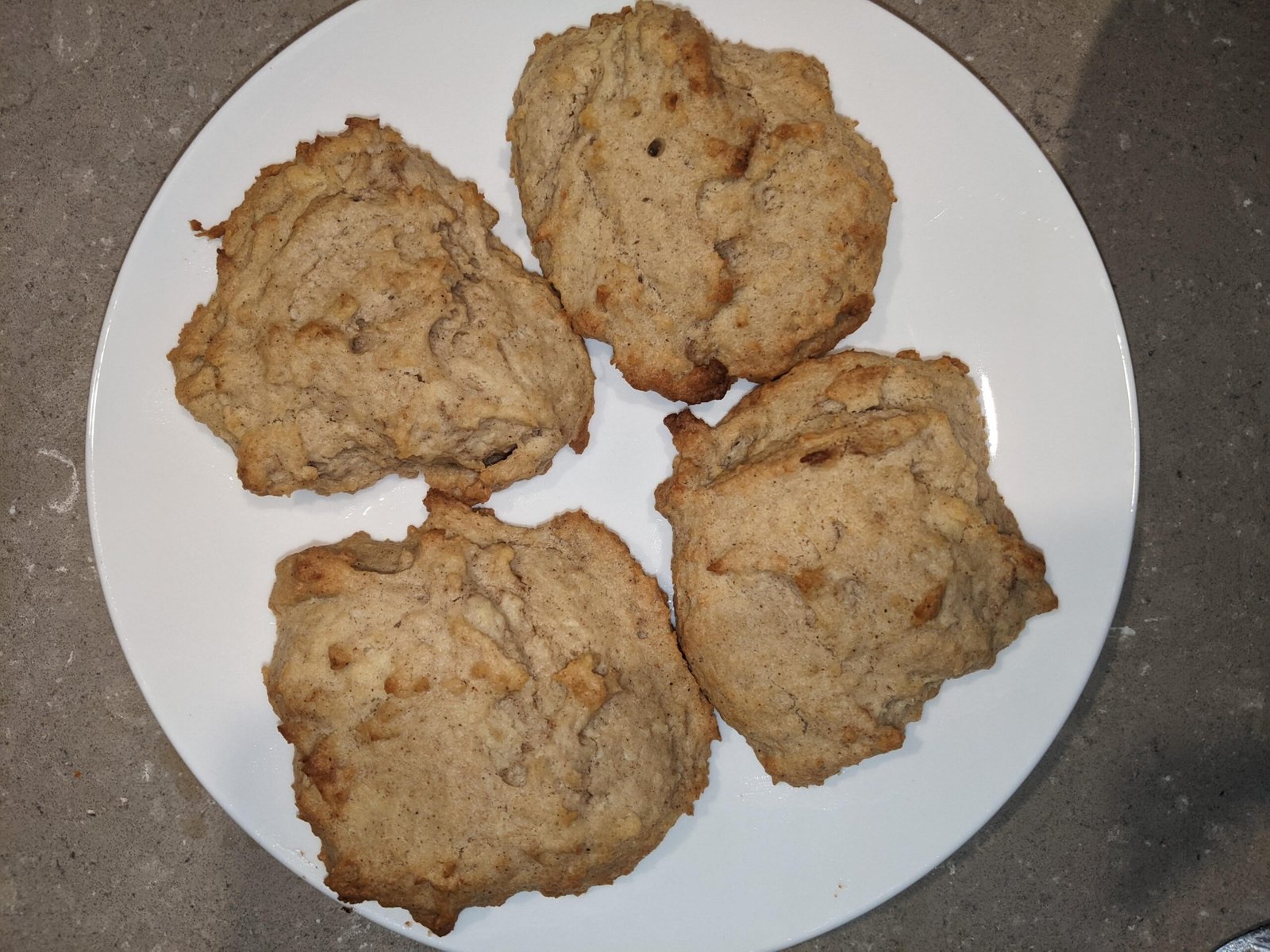 Cookies végétaliens à l'arôme d'amande amère, fondants et dorés, sur une assiette avec un léger parfum de frangipane.